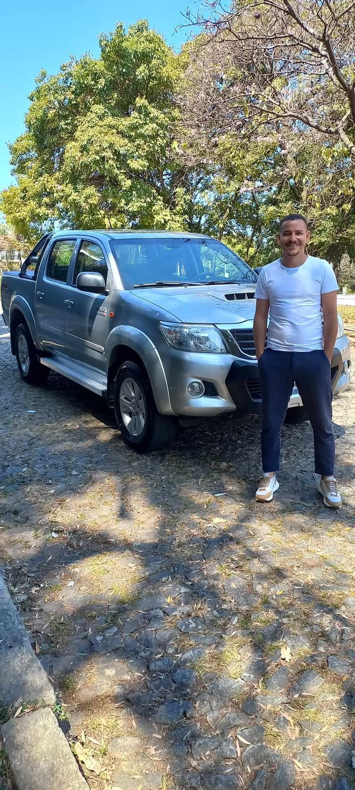 Lucas Raafha ao lado de uma caminhonete prata