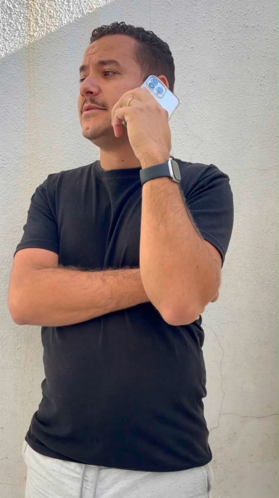 Lucas Raafha conversando ao telefone